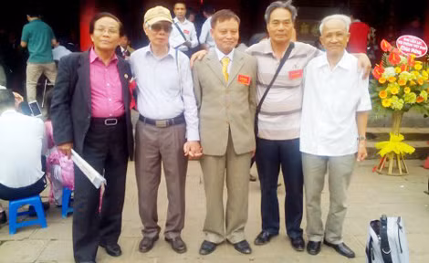 Nhà thơ Vũ Bình Lục (thứ 2 từ phải sang) và các bạn văn.