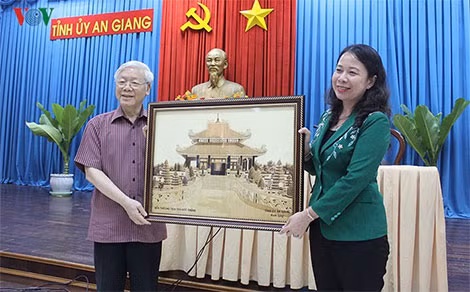 Bí thư Tỉnh ủy Võ Thị Ánh Xuân tặng Tổng Bí thư Nguyễn Phú Trọng bức tranh Đền thờ Chủ tịch Tôn Đức Thắng được làm từ lá thốt nốt