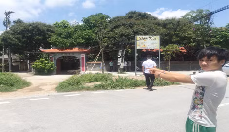 Đối tượng Lò Văn Kim tại hiện trường vụ án. Đối tượng Lò Văn Kim tại hiện trường vụ án.