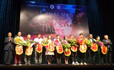 Lãnh đạo hội Nghệ sĩ Sân khấu Việt Nam tặng hoa cho đại diện các đơn vị nghệ thuật tham dự “Liên hoan Sân khấu Thủ đô 2018”.