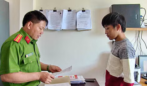 Điều tra viên tống đạt quyết định khởi tố bị can đối với Lê Thiện Bảo Huy