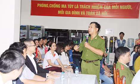 Cán bộ Công an tuyên truyền, vận động công nhân phòng, chống tệ nạn ma túy.