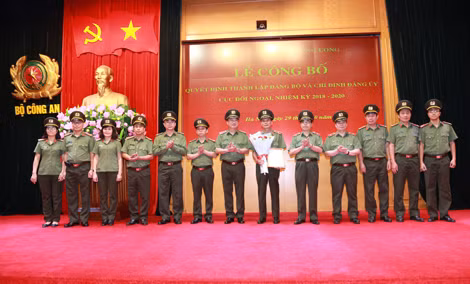 Thứ trưởng Nguyễn Văn Thành trao Quyết định và tặng hoa chúc mừng Đảng bộ Cục Đối ngoại nhiệm kỳ 2018 - 2020; chúc mừng các đồng chí được chỉ định tham gia Ban Thường vụ Đảng ủy.