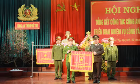 Thứ trưởng Bùi Văn Thành trao Cờ thi đua của Chính phủ cho tập thể Phòng Cảnh sát điều tra tội phạm về ma túy Công an tỉnh Phú Thọ.