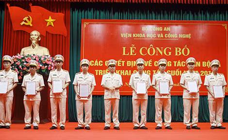 Đại tá Lê Minh Quý trao quyết định công tác cán bộ cho lãnh đạo các phòng nghiệp vụ trực thuộc Viện Khoa học và Công nghệ