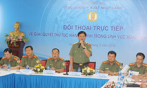 Thiếu tướng Lê Xuân Viên, Cục trưởng Cục Quản lý Xuất nhập cảnh phát biểu tại buổi đối thoại.