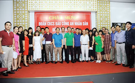 Cán bộ chiến sĩ Báo CAND chụp ảnh lưu niệm với Công an tỉnh Quảng Bình. Cán bộ chiến sĩ Báo CAND chụp ảnh lưu niệm với Công an tỉnh Quảng Bình.