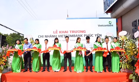 Các đại biểu cắt băng khai trương chi nhánh Vietcombank Phúc Yên.