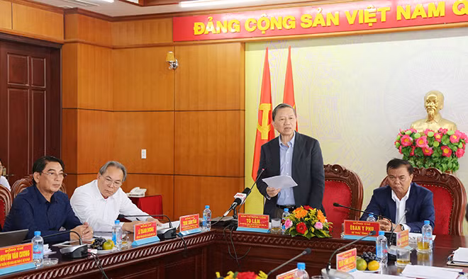 Thượng tướng Tô Lâm- Ủy viên Bộ Chính trị, Bộ trưởng Bộ Công an, Ủy viên Ban Cải cách tư pháp Trung ương-chỉ đạo cấp ủy Đảng, chính quyền, các cơ quan chức năng ở tỉnh Đắk Lắk đẩy mạnh hơn nữa chất lượng, hiệu quả công tác cải cách tư pháp.