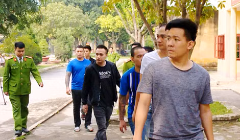 Bắt, dẫn giải đối tượng.
