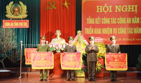 Thứ trưởng Bùi Văn Thành tặng Cờ thi đua của Bộ Công an cho 3 đơn vị.
