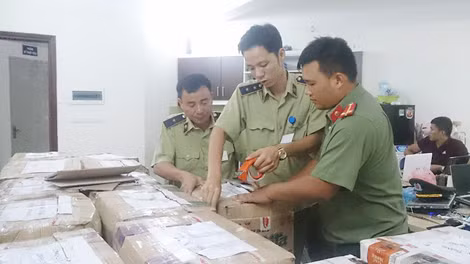 Lực lượng chức năng phát hiện, thu giữ các lô mỹ phẩm giả.