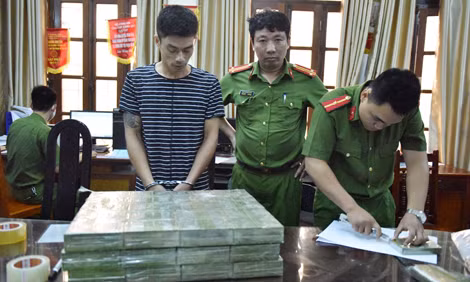 Cán bộ, chiến sỹ Cục CSĐT tội phạm về ma túy bắt giữ đối tượng, thu hàng chục bánh heroin.