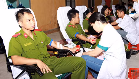 Tuổi trẻ Trường Đại học PCCC sôi nổi tham gia Ngày hội hiến máu tình nguyện.