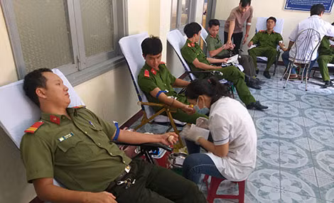 Tuổi trẻ Công an tỉnh tham gia hiến máu tình nguyện.