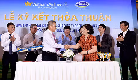 Kí kết hợp tác chiến lược giữa Vinamilk và Vietnam Airlines.