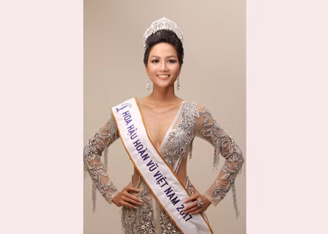 H'Hen Niê - cô gái Ê Đê đầu tiên đăng quang Hoa hậu!