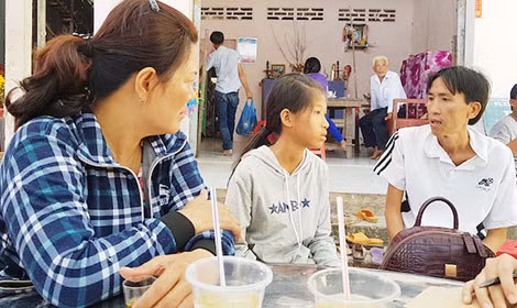 Cháu Mỹ và anh Hùng kể lại sự việc.