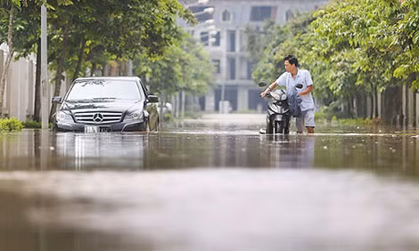 Những trận mưa lớn khiến người dân Hà Nội gặp khó khăn khi sử dụng phương tiện giao thông. Ảnh: Ngọc Thành