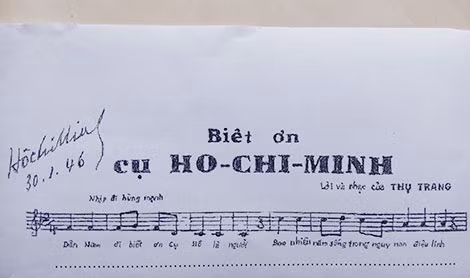 Văn bản bài hát của nhạc sĩ Lưu Bách Thụ có chữ ký của Hồ Chủ tịch.
