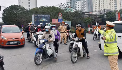 CSGT hướng dẫn người dân đi lại an toàn.