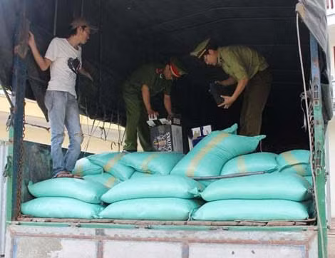 Các cơ quan chức năng kiểm tra và phát hiện các thùng rượu được cất giấu phía dưới các bao gạo. Các cơ quan chức năng kiểm tra và phát hiện các thùng rượu được cất giấu phía dưới các bao gạo.