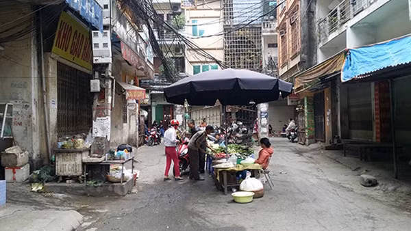 Mùng 2 Tết (ngày 9-2), nhiều chợ cóc đã hoạt động nhưng người mua vẫn thưa thớt.