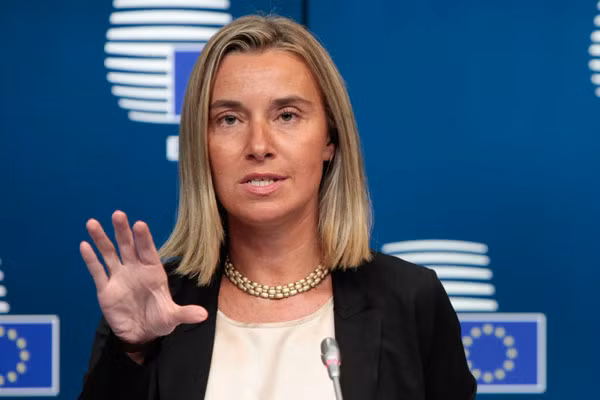 Ủy viên đối ngoại EU Federica Mogherini giải trình về đề xuất sử dụng quân đội ngăn chặn di dân.