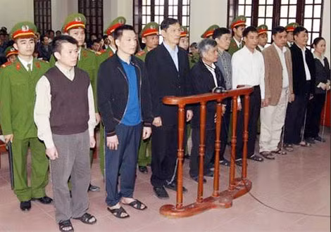 Trần Văn Liêm (thứ 5 từ trái qua) tại phiên tòa xét xử vụ tham nhũng tại Vinashin. Trần Văn Liêm (thứ 5 từ trái qua) tại phiên tòa xét xử vụ tham nhũng tại Vinashin.