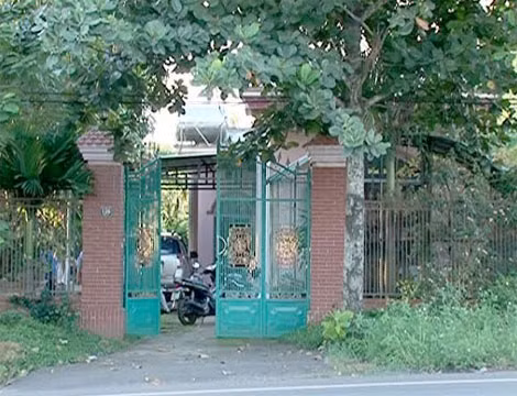 Cổng căn nhà của gia đình anh Hoài.