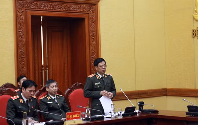 Trung tướng Đoàn Duy Khương, Giám đốc Công an TP Hà Nội báo cáo công tác triển khai phòng ngừa lây lan dịch tại khu vực phố Trúc Bạch nơi cư trú của bệnh nhân thứ 17