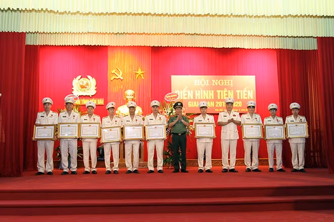 Thừa ủy quyền của Chủ tịch nước, Trung tướng Đào Gia Bảo, Cục trưởng Cục Công tác Đảng và công tác chính trị, Bộ Công an và Thiếu tướng Đặng Trần Chiêu, Giám đốc Công an tỉnh Yên Bái trao tặng Huy chương Vì an ninh Tổ quốc cho các cá nhân có 25 năm công tác liên tục trong lực lượng CAND