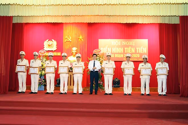 Đồng chí Nguyễn Chiến Thắng, Phó Chủ tịch UBND tỉnh Yên Bái tặng Bằng khen của Chủ tịch UBND tỉnh cho các tập thể, cá nhân có thành tích xuất sắc trong công tác tham mưu, tổ chức Lễ công bố huyện Trấn Yên đạt chuẩn nông thôn mới, Lễ phát động Tết trồng cây “Đời đời nhớ ơn Bác Hồ” xuân Canh Tý 2020 và phòng, chống dịch COVID-19.