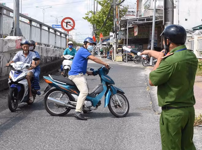 UBND phường 8 (TP Cà Mau) bố trí lực lượng kiểm tra, xử lý các trường hợp không đeo khẩu trang nơi công cộng.