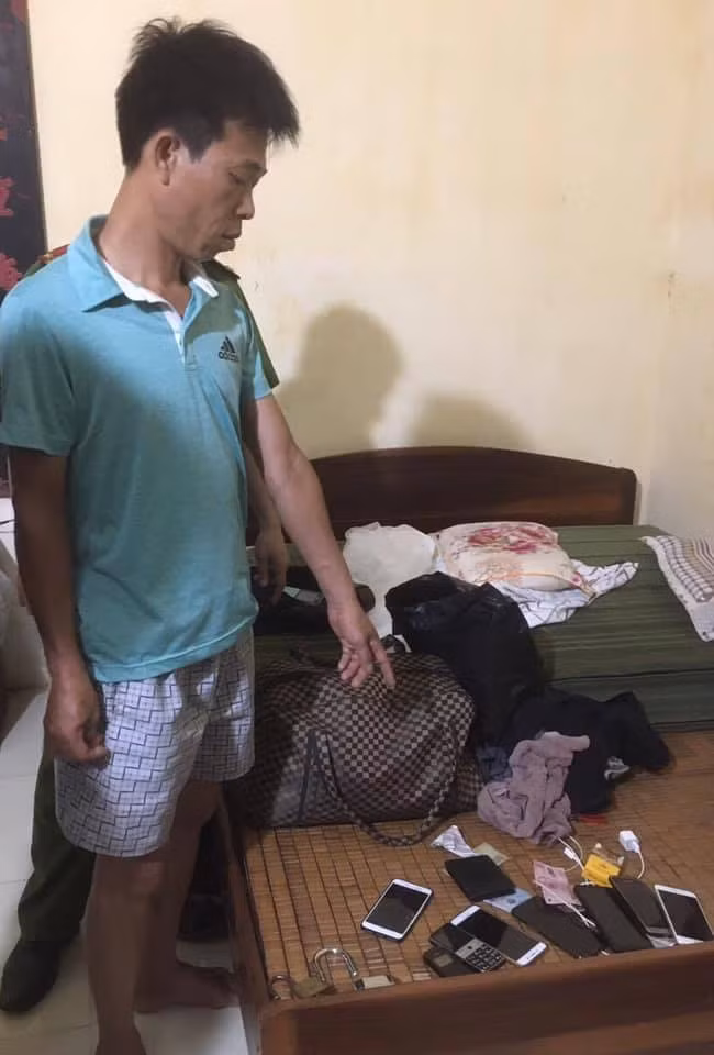Dõan Phi Hùng và tang vật vụ án