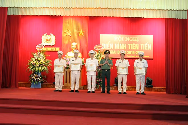 Trung tướng Đào Gia Bảo, Cục trưởng Cục Công tác Đảng và công tác chính trị, Bộ Công an trao Danh hiệu Chiến sỹ thi đua toàn lực lượng CAND cho các cá nhân có thành tích xuất sắc trong phong trào thi đua Vì an ninh Tổ quốc giai đoạn 2017-2019