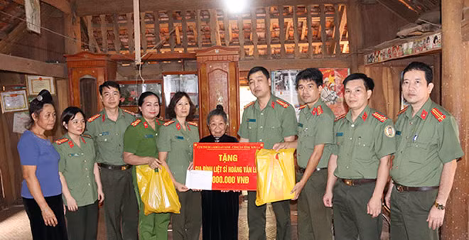 Cụm thi đua khối An ninh nhân dân thăm, tặng quà gia đình Liệt sỹ Hoàng Văn Lém.