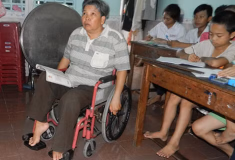 Cô Xinh dạy chữ cho các em học sinh nghèo tại nhà.