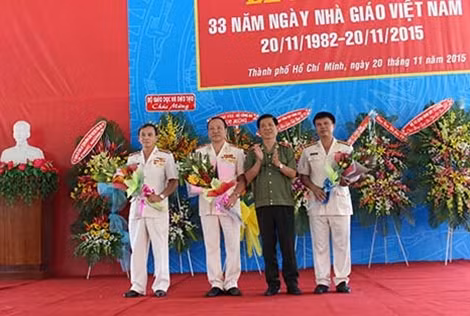 Thiếu tướng Nguyễn Văn Sơn tặng lẵng hoa chúc mừng các thầy giáo được phong tặng học hàm Giáo sư và Phó giáo sư tại ĐH CSND.
