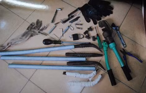 Hai tên trộm và “đồ nghề” chúng sử dụng để trộm két bạc tại các công sở.