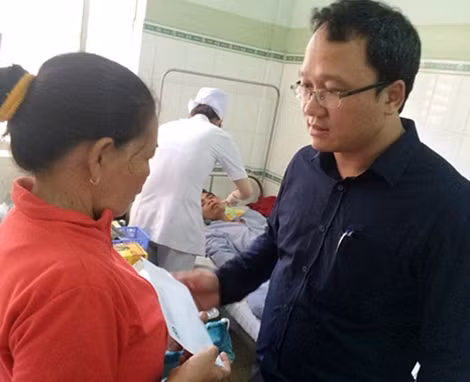 Ông Khuất Việt Hùng- Phó Chủ tịch chuyên trách UB ATGT Quốc gia thăm hỏi và hỗ trợ cho nạn nhân.