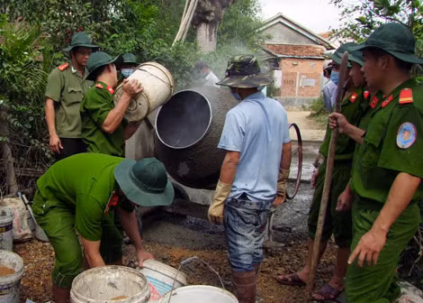 Đại uý Nguyễn Thành Phương (người đeo kính, ngoài cùng bên trái) cùng đoàn viên thanh niên Công an tỉnh Phú Yên giúp dân làm đường bê tông.