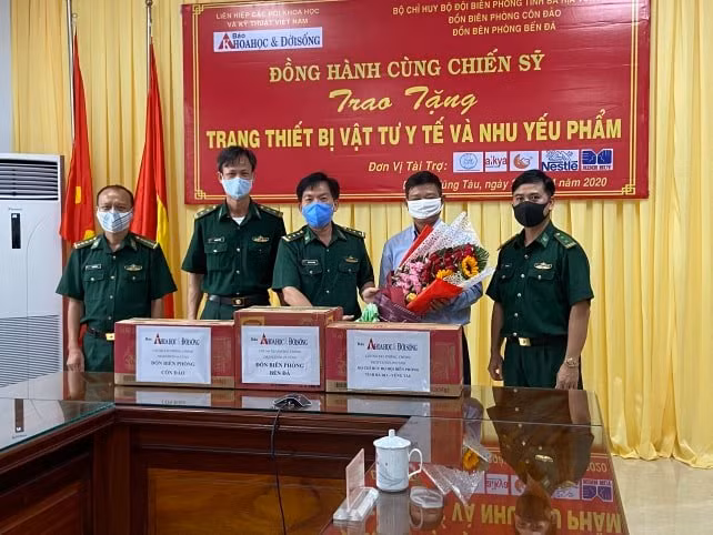 Đồn Biên phòng Bến Đá cùng các Đồn trực thuộc Bộ Chỉ huy Biên phòng tỉnh Bà Rịa - Vũng Tàu tiếp nhận số nhu yếu phẩm được trao tặng.