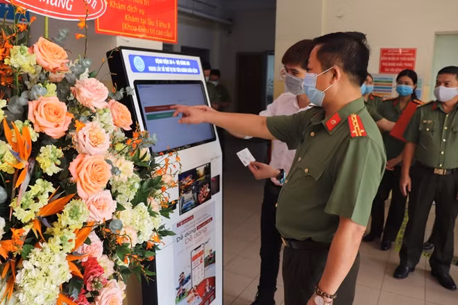 Đại tá Vũ Hải Nam, Giám đốc Bệnh viện 30/4 vận hành thử trên thiết bị hệ thống.