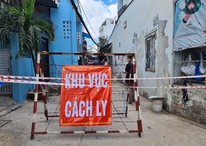 Thực hiện phong tỏa một phần trên đường Dương Quảng Hàm, phường 5, Gò Vấp trong sáng 29/5.