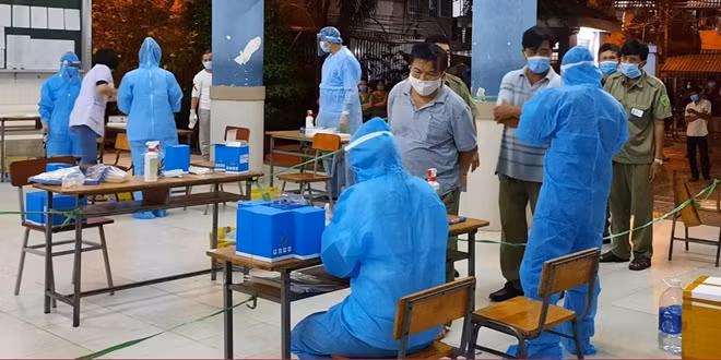TP Hồ Chí Minh tiếp tục triển khai nhiều biện pháp khẩn cấp dập dịch từ các ổ lây nhiễm trong cộng đồng.