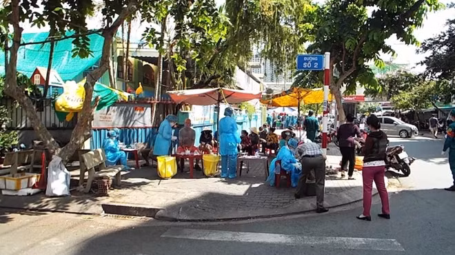 Cơ quan y tế tiến hành lấy mẫu xét nghiệm cho khoảng 2.000 người tại đường số 1, khu dân cư Lý Phục Man.