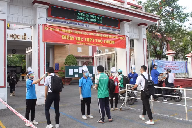 Thí sinh tham dự thi môn văn tại điểm thi THPT Thủ Thiêm, Thủ Đức