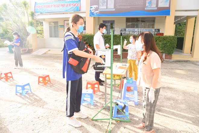 Thí sinh trình giấy đã xét nghiệm nhanh COVID-19 tại điểm thi THPT Phú Nhuận