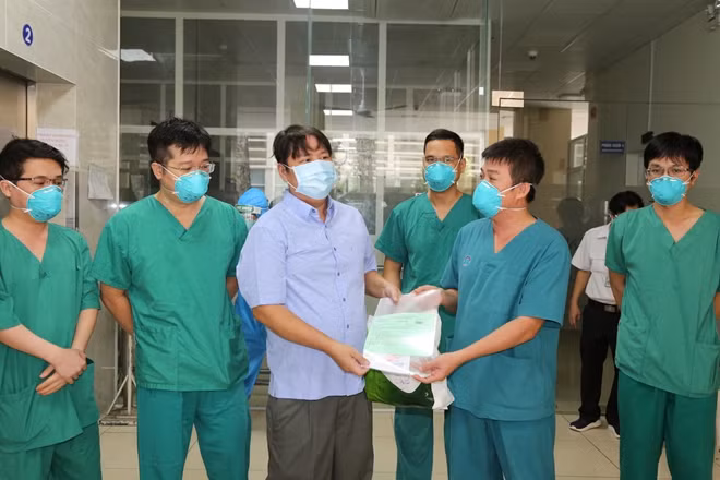 Bệnh nhân P.C.Đ được xuất viện vào chiều 11/7 trong sự vui mừng của các y bác sĩ Chợ Rẫy.